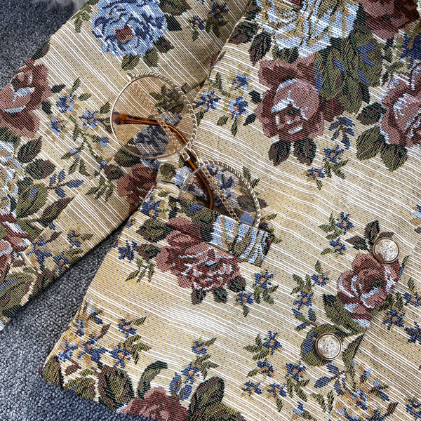 Цветно дамско късо сако с бродерия и копчета