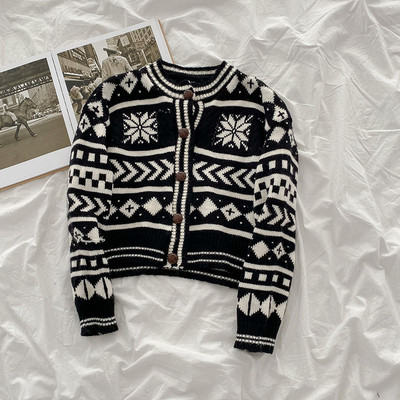 Ежедневна дамска жилетка с обло деколте и копчета