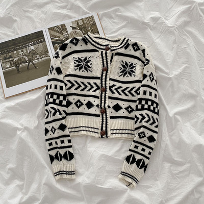 Ежедневна дамска жилетка с обло деколте и копчета