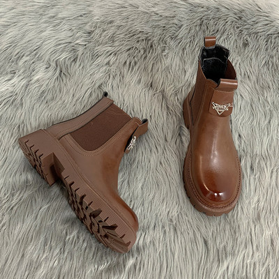 Кожени дамски ежедневни боти с груба подметка и метален елемнт