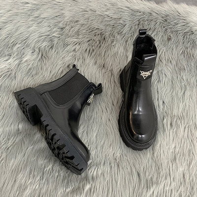 Кожени дамски ежедневни боти с груба подметка и метален елемнт