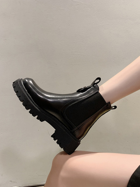 Кожени дамски ежедневни боти с груба подметка и метален елемнт