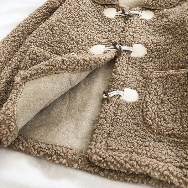 Актуално дамско палто с копчета и джобове