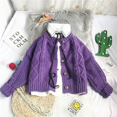 Kootud naiste kardigan ümara kaeluse ja nööpidega