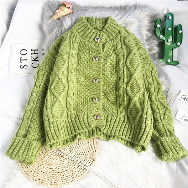 Kootud naiste kardigan ümara kaeluse ja nööpidega