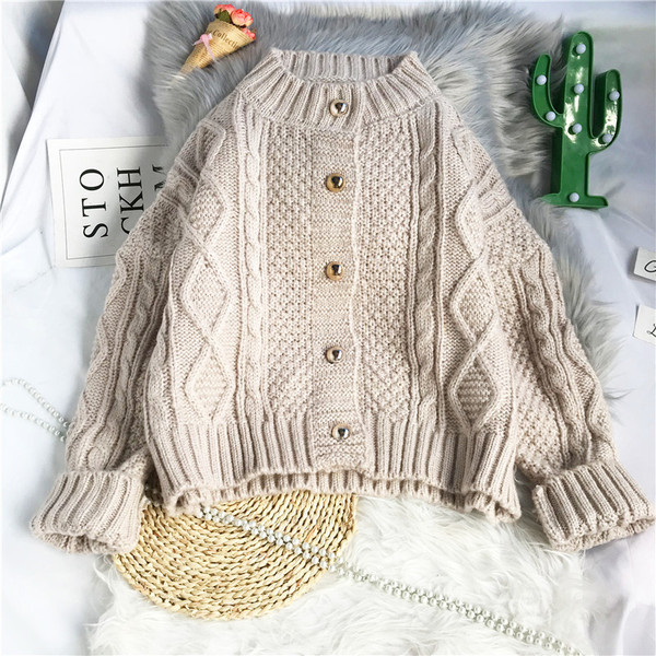 Kootud naiste kardigan ümara kaeluse ja nööpidega