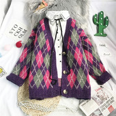 Moodne naiste vest nööpide ja pikkade varrukatega