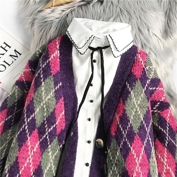 Moodne naiste vest nööpide ja pikkade varrukatega