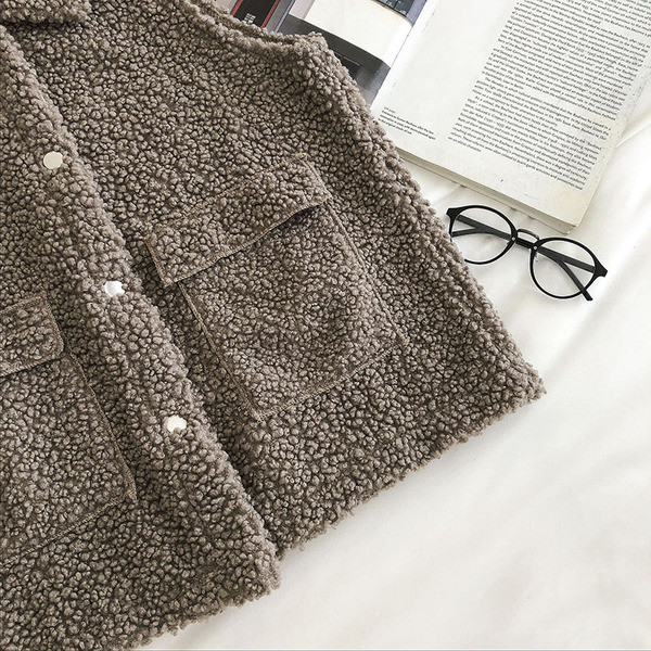 Нов модел дамски елек с джобове и копчета