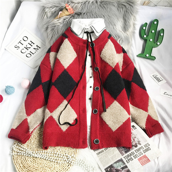 Модерна дамска жилетка- с овално деколте и копчета