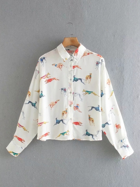 Κοντό γυναικείο πουκάμισο με κλασικό γιακά και πολύχρωμο μοτίβο