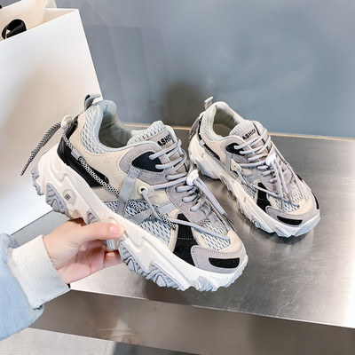 Naiste vabaaja tossud paelte ja kareda tallaga