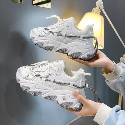 Naiste vabaaja tossud paelte ja kareda tallaga