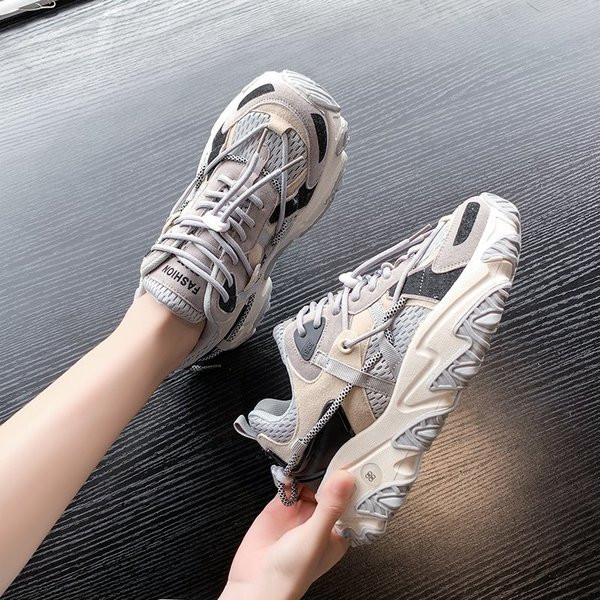 Naiste vabaaja tossud paelte ja kareda tallaga