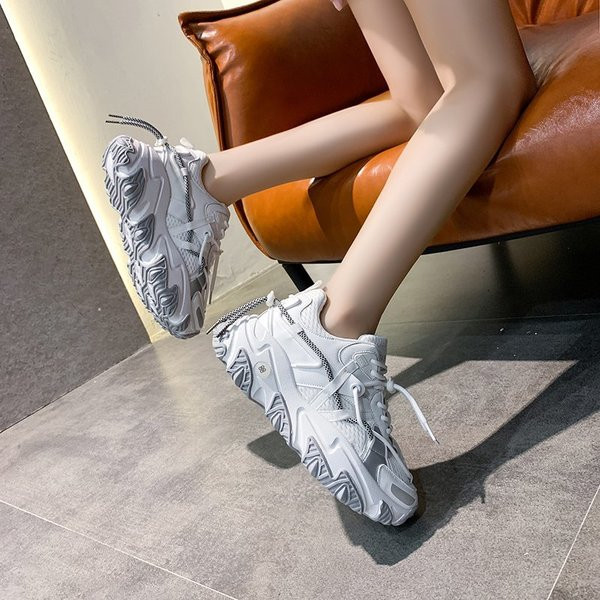 Naiste vabaaja tossud paelte ja kareda tallaga