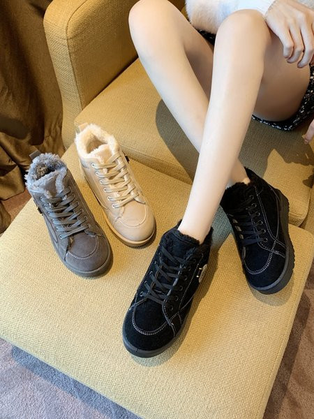 Κομψά γυναικεία αθλητικά παπούτσια με ζεστή φόδρα και κορδόνια
