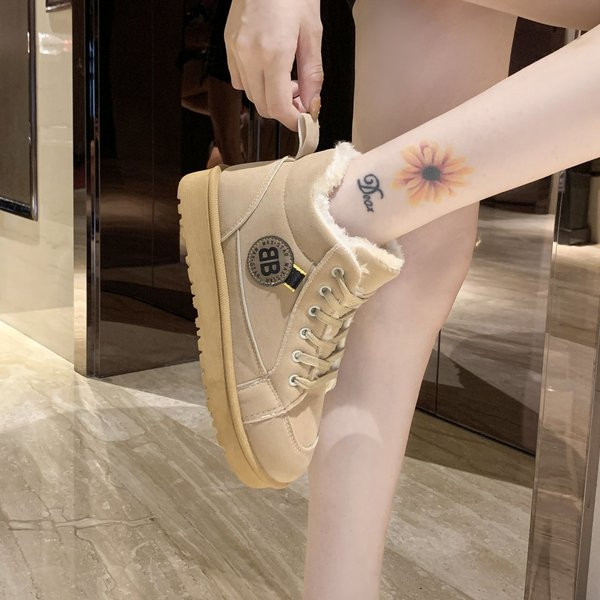 Κομψά γυναικεία αθλητικά παπούτσια με ζεστή φόδρα και κορδόνια