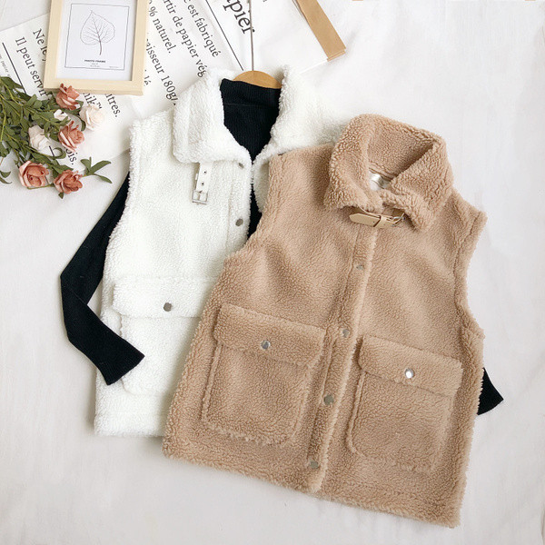 Moodne naiste vest taskute ja kraega