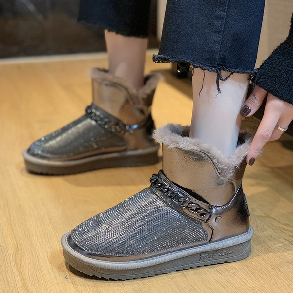 Дамски боти с метална верижка и пух