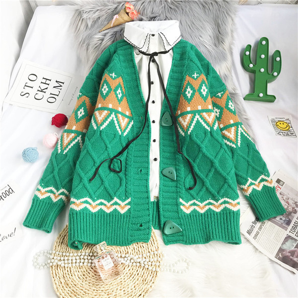 Модерна дамска жилетка - с копчета и шпиц деколте