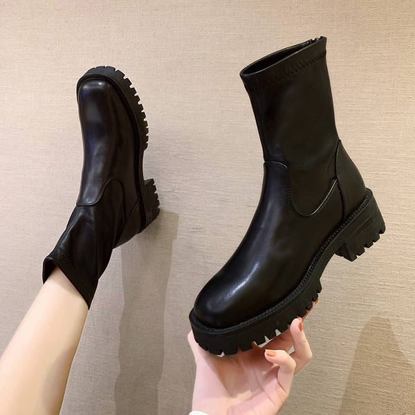 Kareda talla ja lukuga naiste saapad - musta värvi