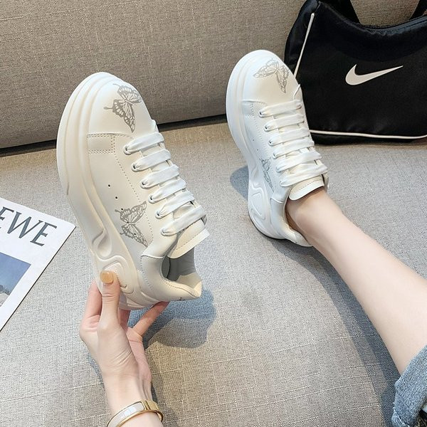 Νέο μοντέλο γυναικεία  αθλητικά παπούτσια  με επίπεδη σόλα και κορδόνια