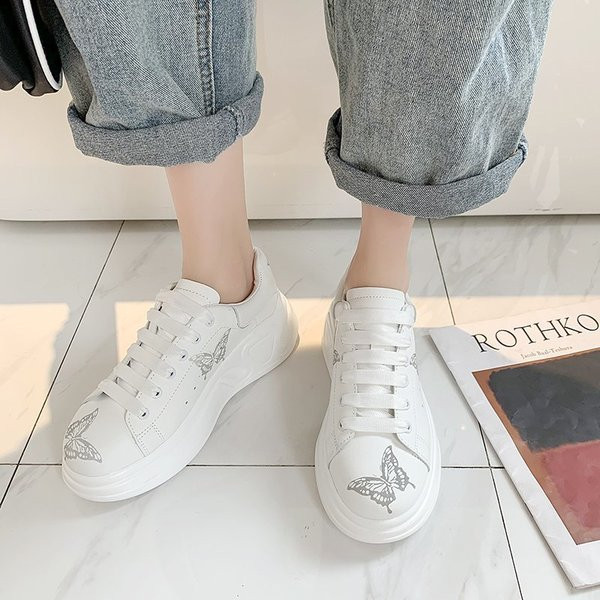 Νέο μοντέλο γυναικεία  αθλητικά παπούτσια  με επίπεδη σόλα και κορδόνια