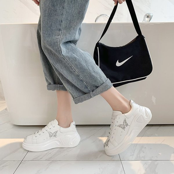 Νέο μοντέλο γυναικεία  αθλητικά παπούτσια  με επίπεδη σόλα και κορδόνια