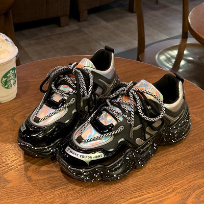 Kareda talla ja paeltega naiste talvetossude uus mudel