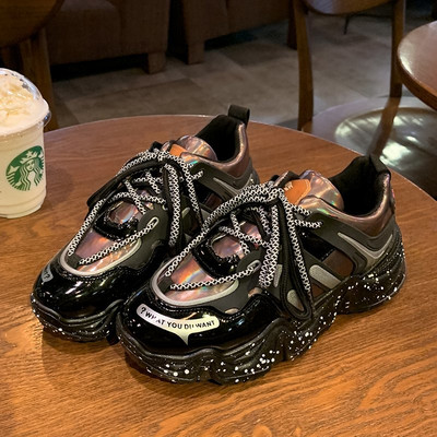 Kareda talla ja paeltega naiste talvetossude uus mudel