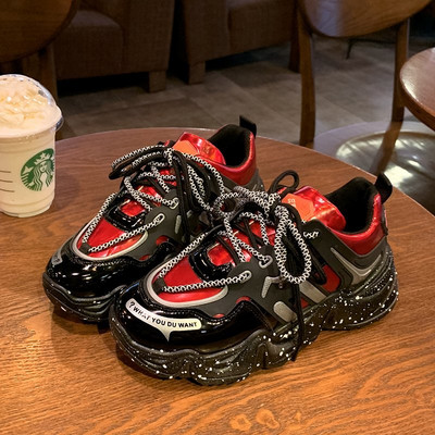 Kareda talla ja paeltega naiste talvetossude uus mudel