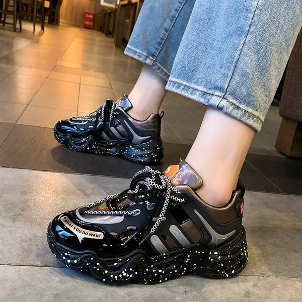 Kareda talla ja paeltega naiste talvetossude uus mudel