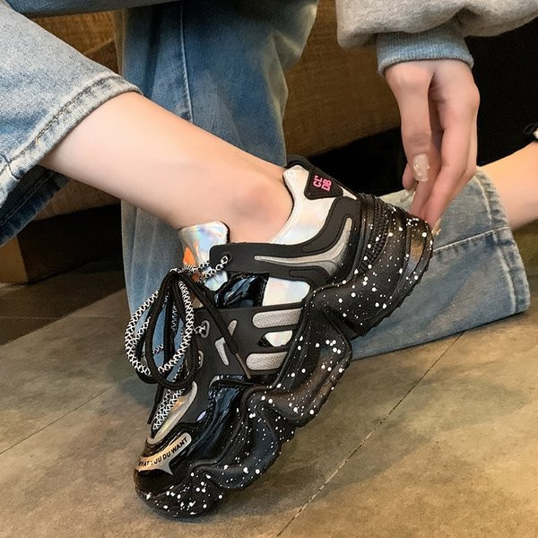 Kareda talla ja paeltega naiste talvetossude uus mudel