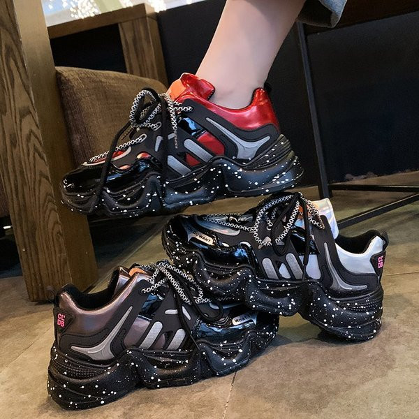 Kareda talla ja paeltega naiste talvetossude uus mudel