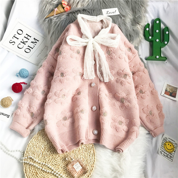 Moderna sieviešu veste ar ziedu rakstu un garām piedurknēm