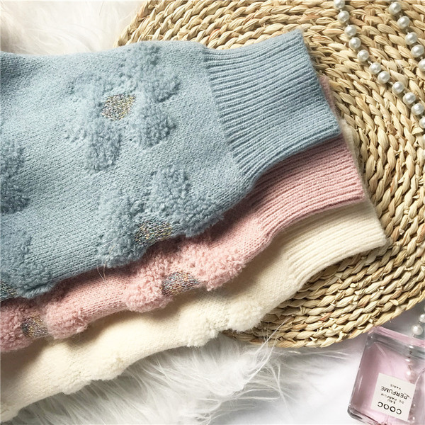 Moderna sieviešu veste ar ziedu rakstu un garām piedurknēm