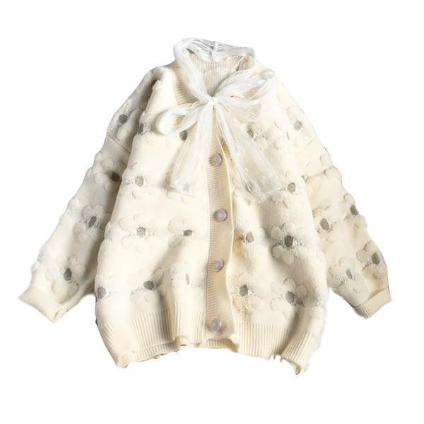 Moderna sieviešu veste ar ziedu rakstu un garām piedurknēm