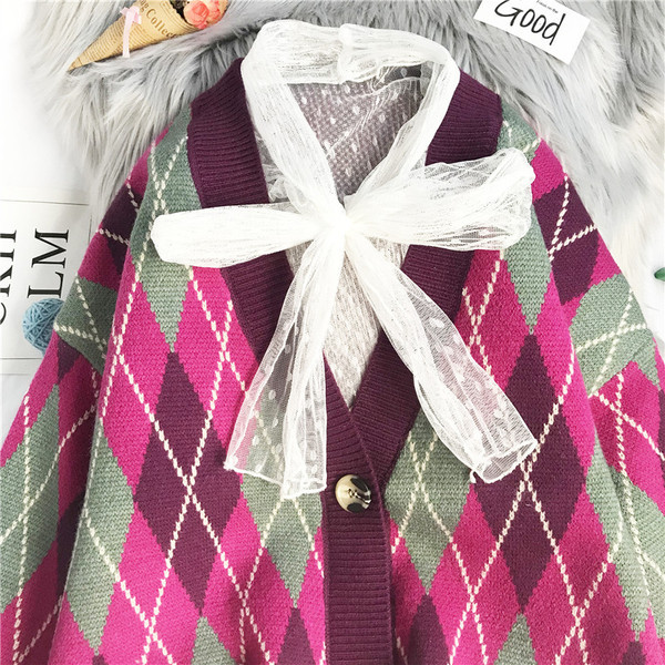 Värviline naiste vest sügava spitsikaelusega - lai mudel