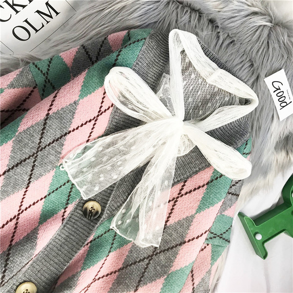 Värviline naiste vest sügava spitsikaelusega - lai mudel