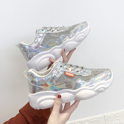 Kareda talla ja läikiva efektiga naiste tossude uus mudel