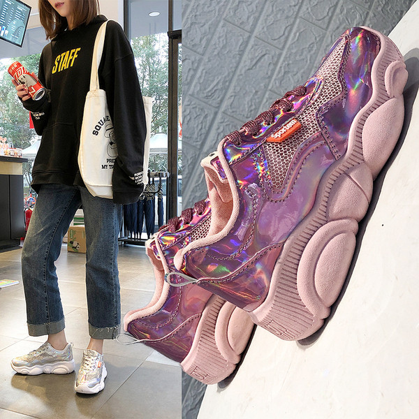 Kareda talla ja läikiva efektiga naiste tossude uus mudel