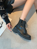 Μαύρες γυναικείες μπότες με φερμουάρ και τραχιά σόλα