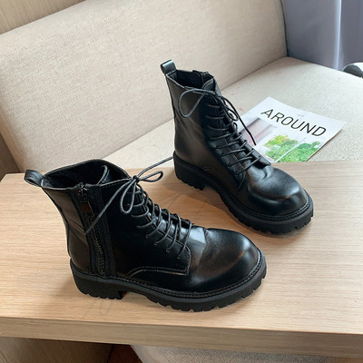 Μαύρες γυναικείες μπότες με φερμουάρ και τραχιά σόλα