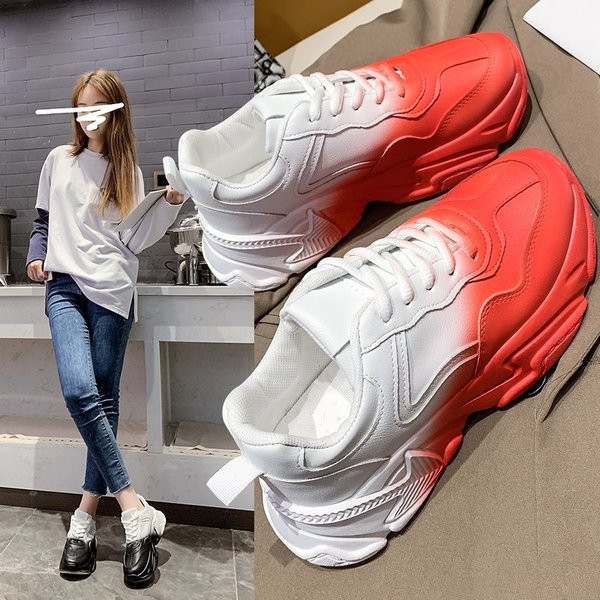 Kolmes värvitoonis paelte ja kõrge tallaga naiste tossud