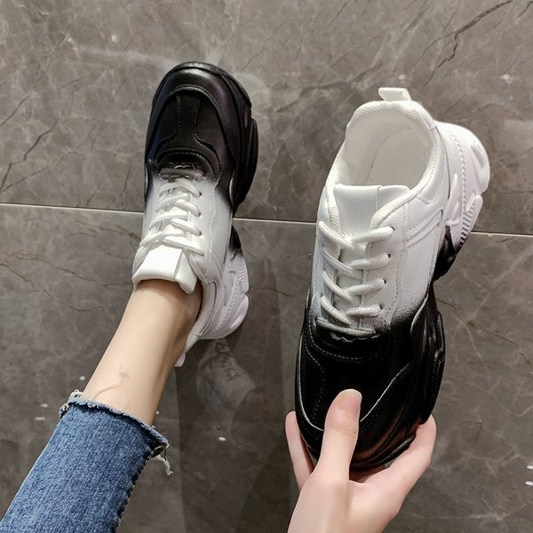 Kolmes värvitoonis paelte ja kõrge tallaga naiste tossud