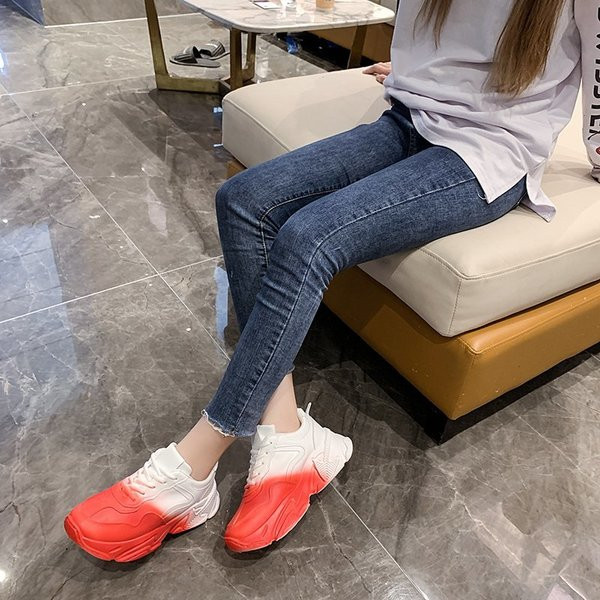 Kolmes värvitoonis paelte ja kõrge tallaga naiste tossud