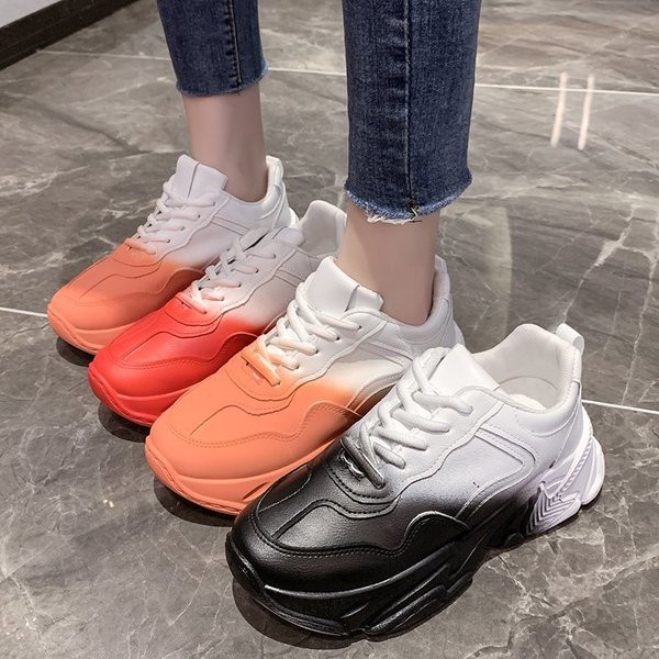 Kolmes värvitoonis paelte ja kõrge tallaga naiste tossud