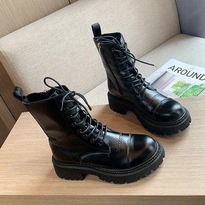 Tõmbluku ja kareda tallaga naiste saapad - musta värvi