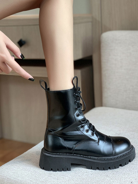 Tõmbluku ja kareda tallaga naiste saapad - musta värvi