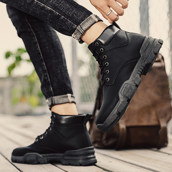 Μοντέρνες ανδρικές αναπνευστικές μπότες με κορδόνια